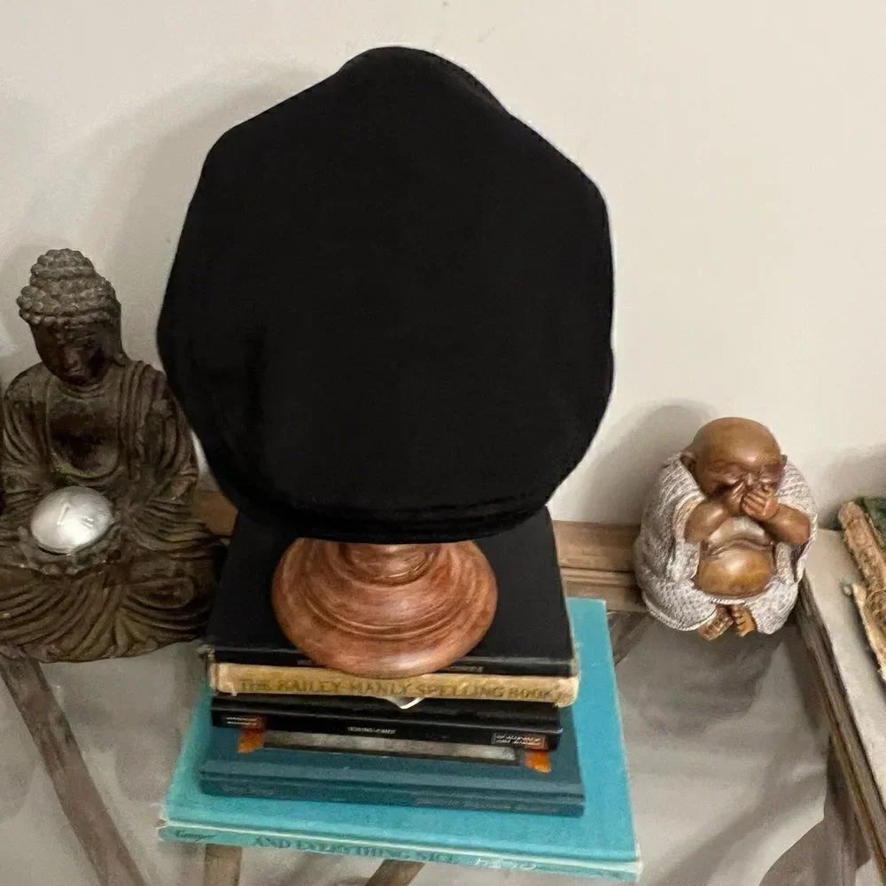 Men’s Black cotton driving cap.